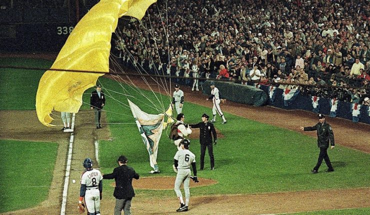 When a Fan Parachuted Into the 1986 World Series at Shea Stadium